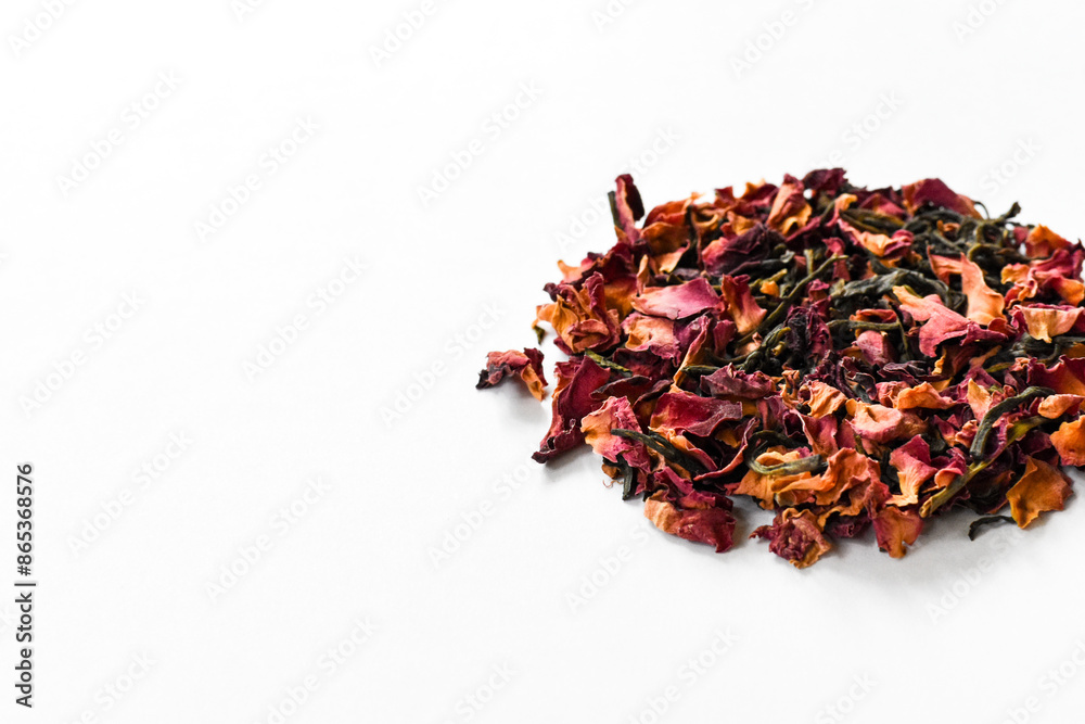 Obraz premium Loose Tea Leaves Isolated White