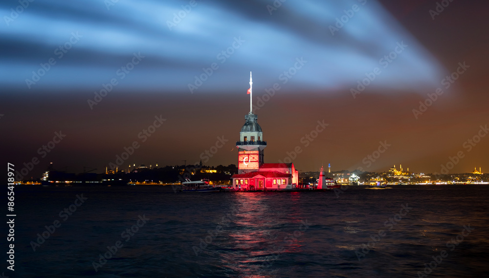 Fototapeta premium Maiden's Tower which was a Byzantine lighthouse on the Bosphorus, Istanbul, Turkey