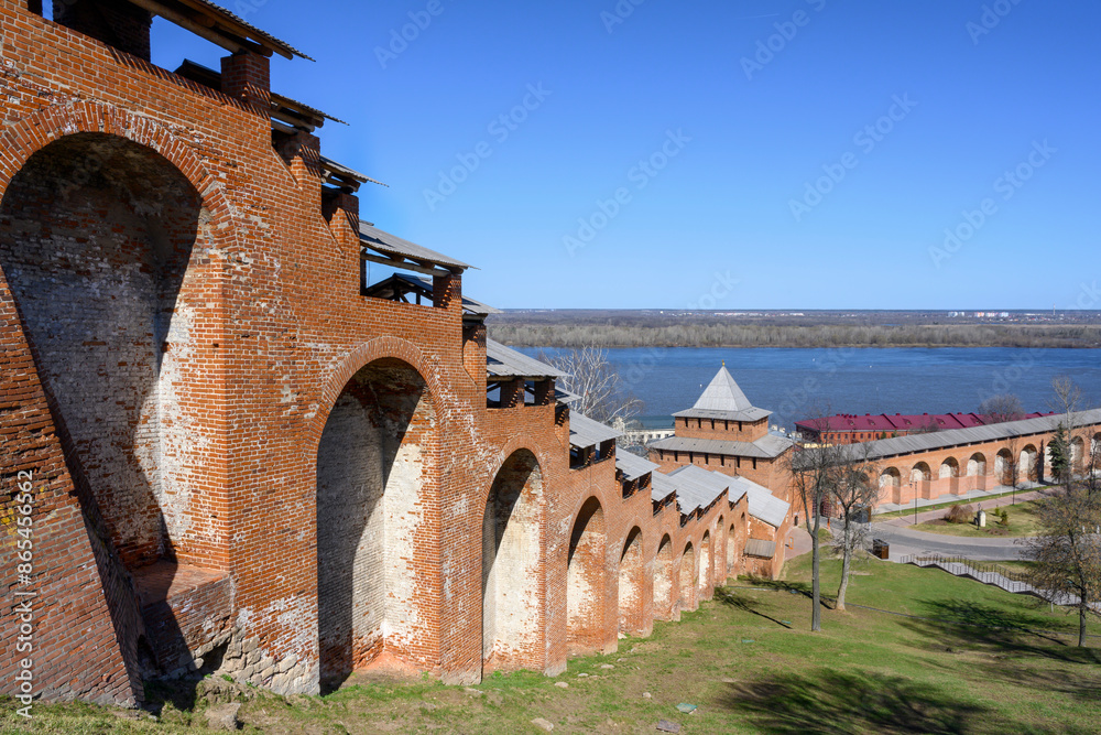 Φωτογραφία View of the fortress wall and towers of the ancient Kremlin on the Volga River b