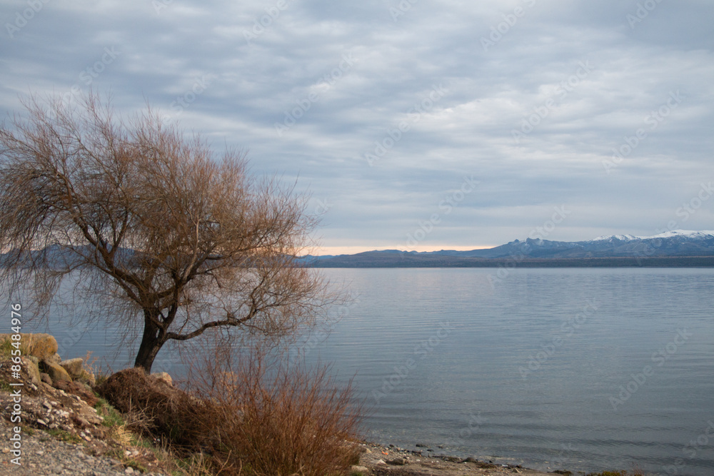 Paisaje de lago con agua calma Paisaje de lago con agua calma