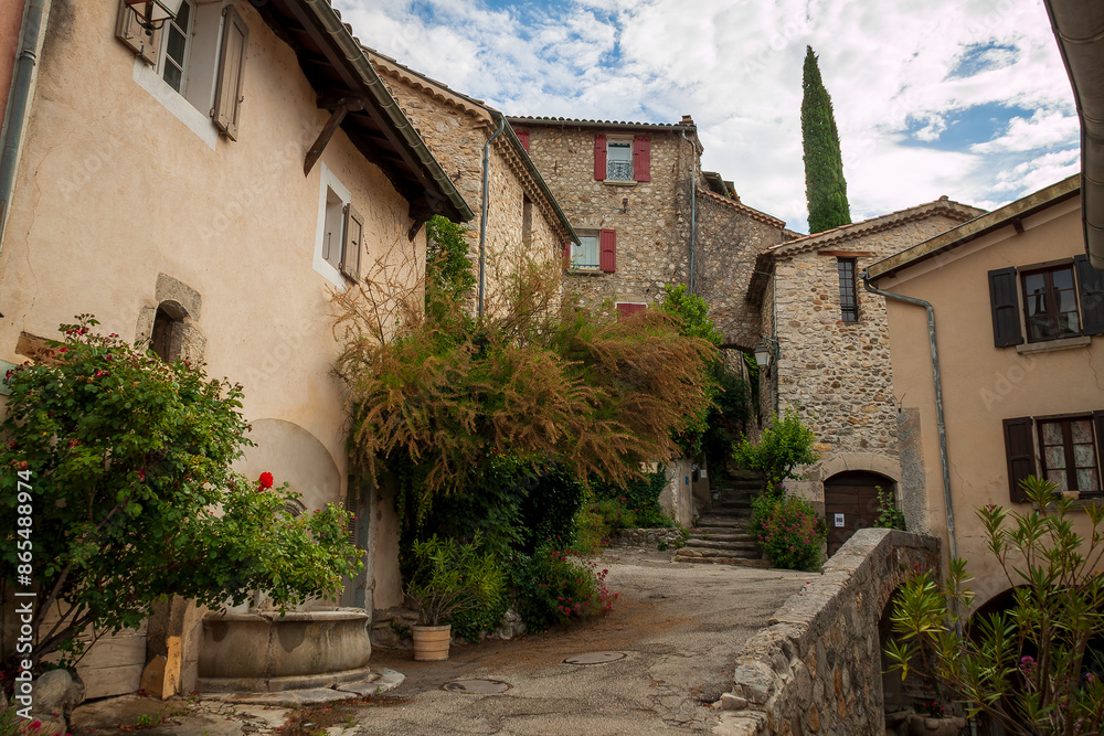 Obraz premium Photographies de voyage, ville de Serres, village typique, rues, architecture, région PACA, Provence alpes côte d'azur, France 