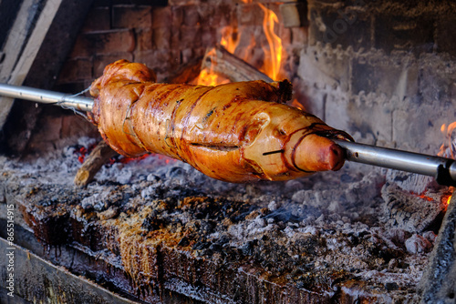 Spanferkel am Holzgrill pečeno prase