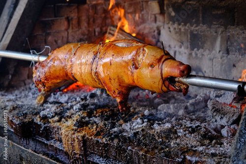 Spanferkel am Holzgrill, Pečeno prase