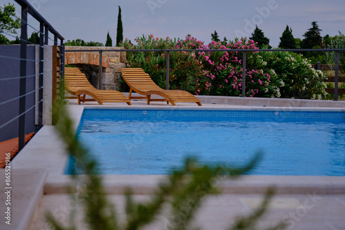 Holzligestühle vor Swimmingpool, Kroatien