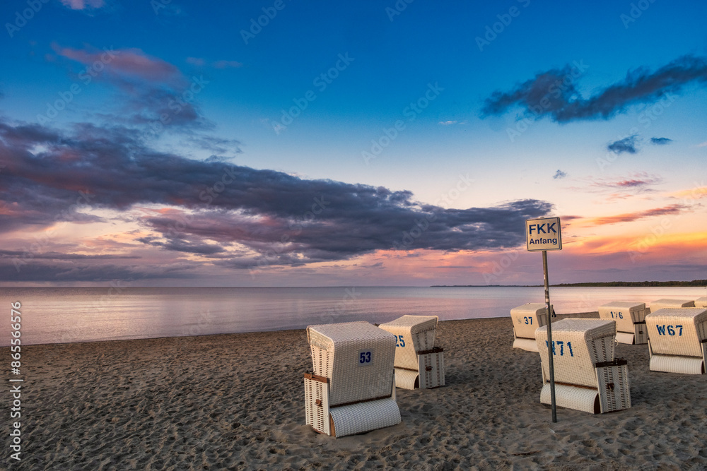 Φωτογραφία Beach chairs on the beach in Boltenhagen on the Baltic Sea during a colorful sun