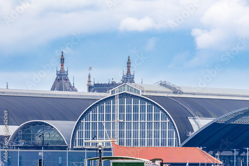 Photography Die Giebelwand des Hauptbahnhofs Centraal in Amsterdam vom Hafen aus gesehen
