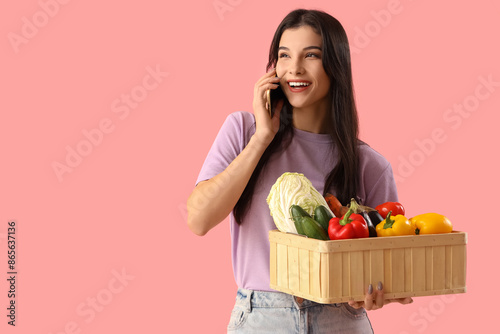 Pretty young woman with fre...