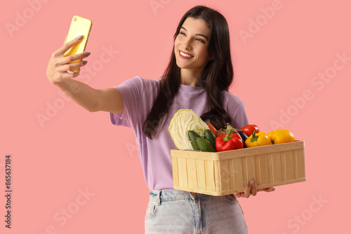 Pretty young woman with fre...