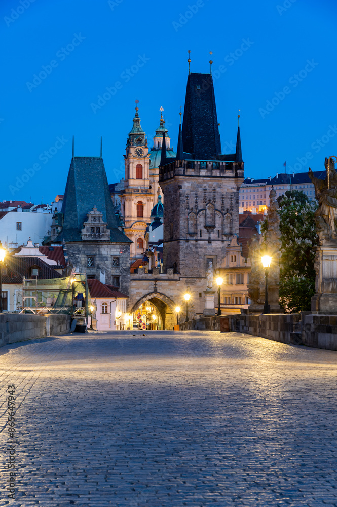 Obraz premium Charles Bridge (Karlův most) in the night, Prague, Czech Republic