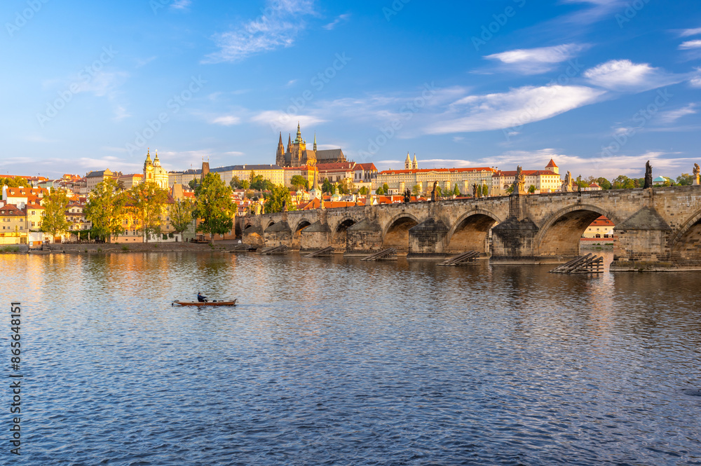 Obraz premium Charles bridge (Karlův most) and Hradcany castle hill over Vltava in golden hour,, Prague, Czech Republic