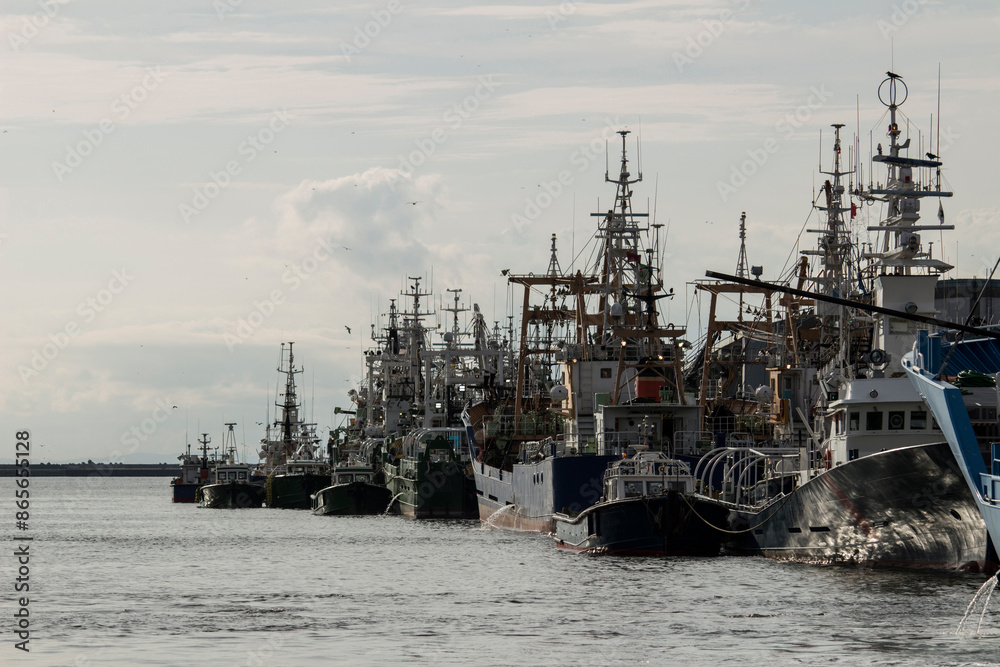 Φωτογραφία Kushiro Port in the morning, with fishing vessels lined up preparing to depart