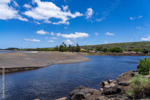 Waimea River，It enters the Pacific Ocean at Waimea, near the 1778 landing place of Captain Cook on Kauai. Hawaii photo