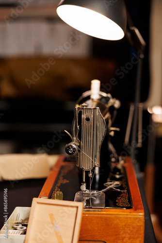 Foto Close up shot of industrial expert level sewing machine used for cutting textile fabric materials and for embroidery in upscale tailoring workspace