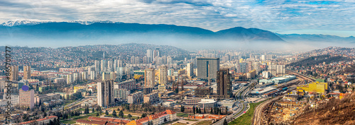 Obraz na płótnie Sarajevo's breathtaking aerial panorama reveals the stunning beauty of Bosnia and Herzegovina's mountainous landscape, making it a must-visit destination for travelers. w salonie