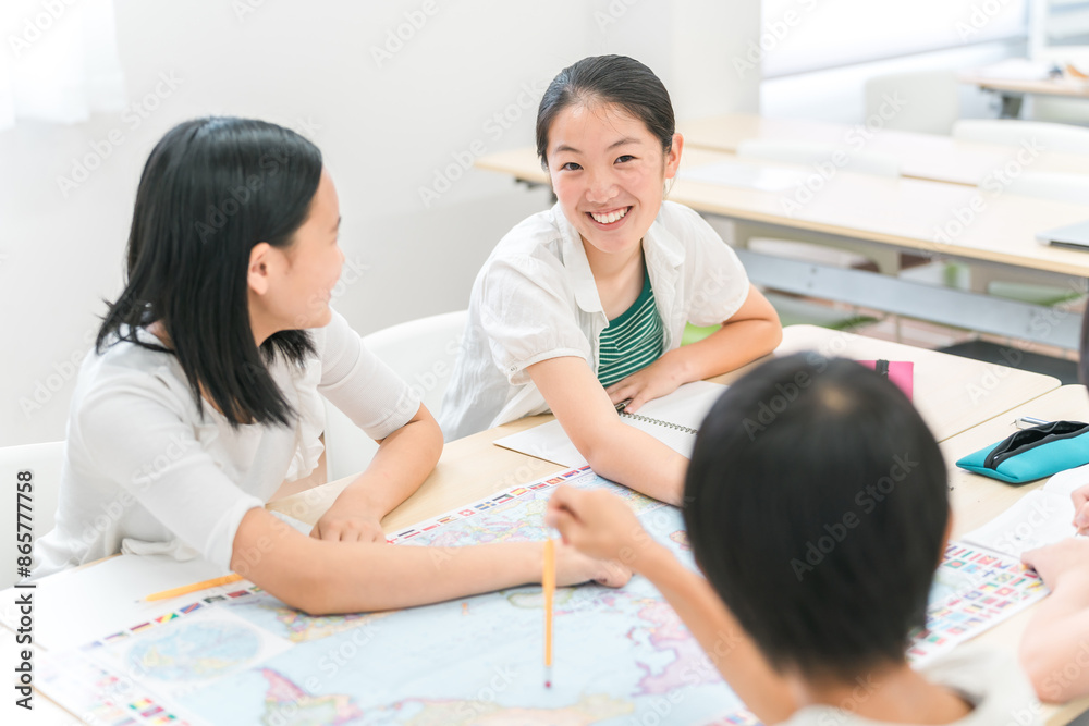 学校で友達と勉強する子供（グループワーク・学童保育）
