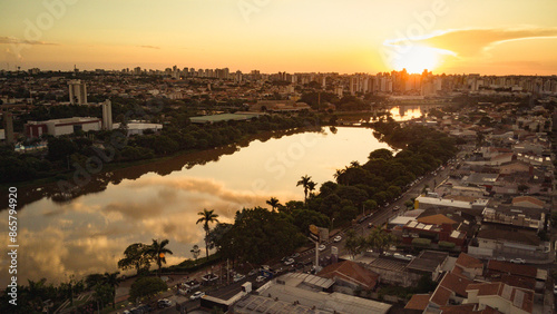 Vista aérea de drone da represa municipal de São José do Rio Preto ao pôr-do-sol com reflexos no céu nas águas tranquilas photo