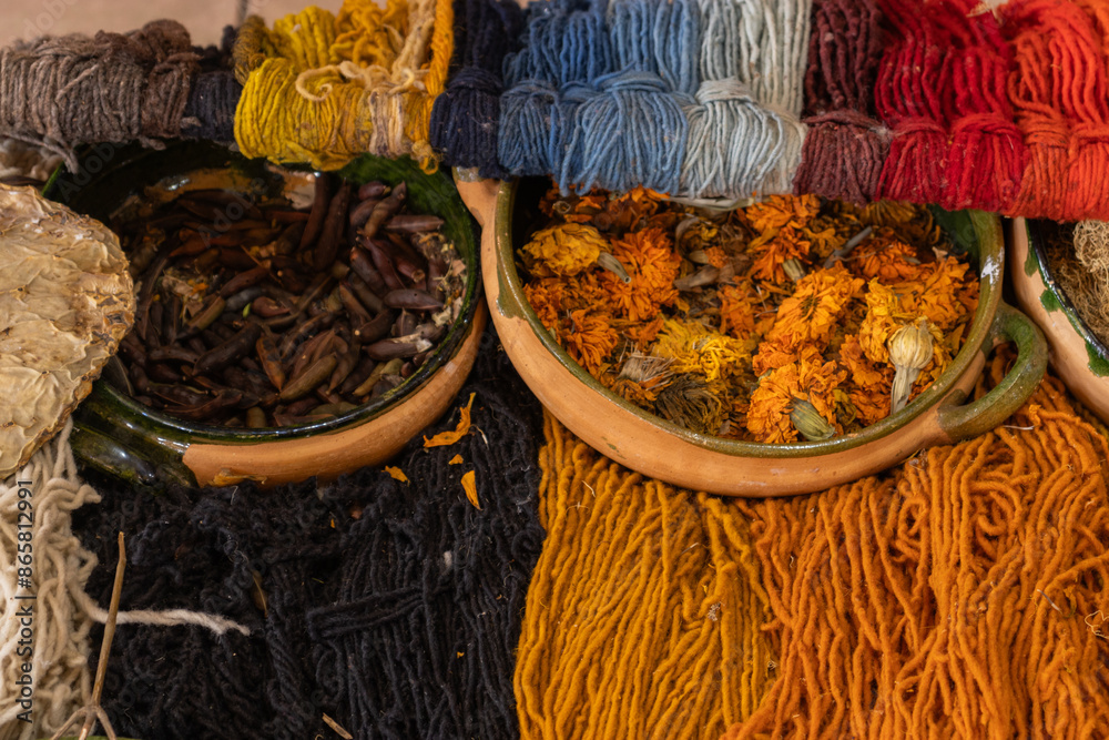 Tejidos de lana teñidos de colores naturales en Oaxaca, México