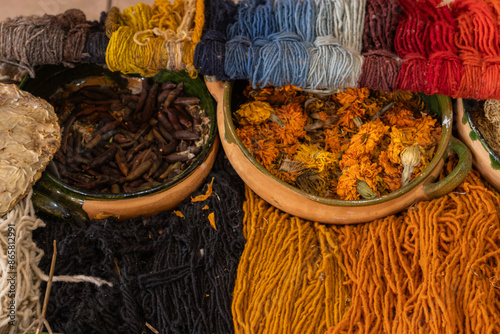 Obraz na płótnie Tejidos de lana teñidos de colores naturales en Oaxaca, México w salonie