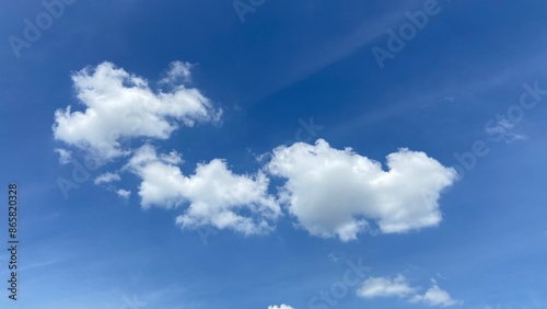 Real photos, images of bright white clouds in a clear blue sky. Pictures of clouds that make you feel refreshed when looking at them.
