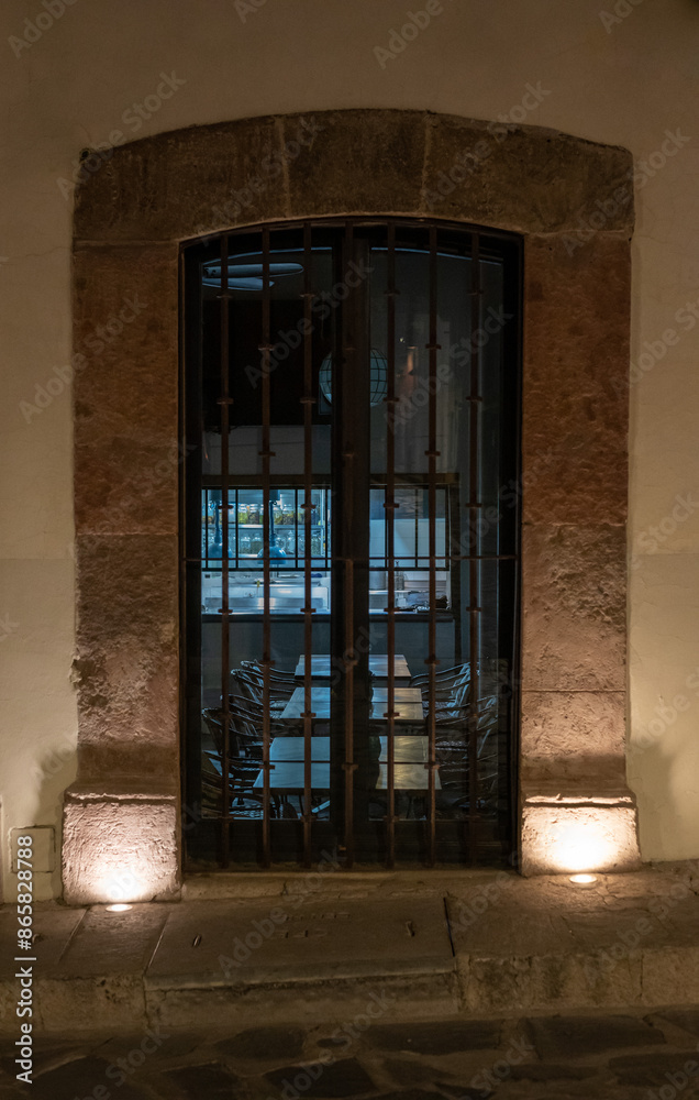 ventana de cantera mesa al fondo noche