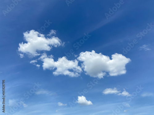 Real photos, images of bright white clouds in a clear blue sky. Pictures of clouds that make you feel refreshed when looking at them
