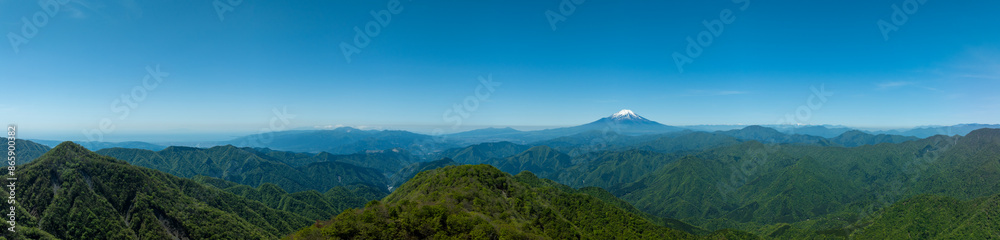 Fototapeta premium 西丹沢から撮影した五月晴れの空と富士山