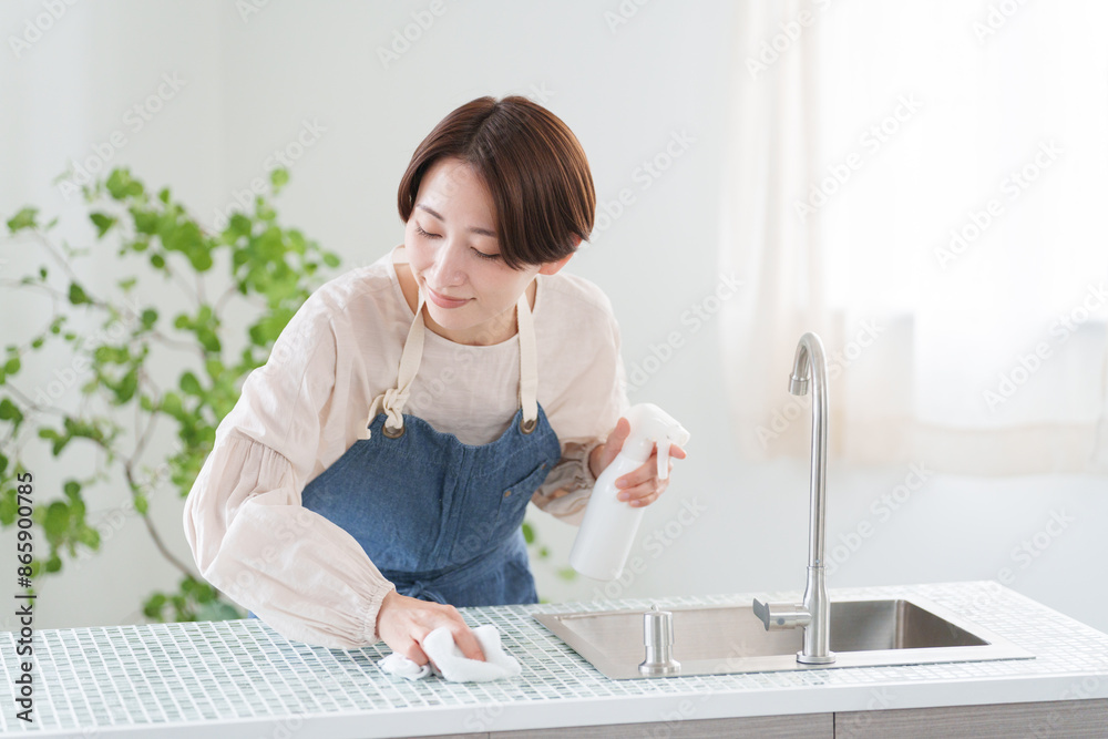キッチン掃除をする女性