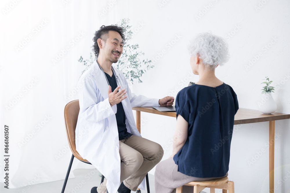 Fototapeta premium 高齢の患者を診察するドクター 内科や精神科の問診や診察、カウンセリングのイメージ
