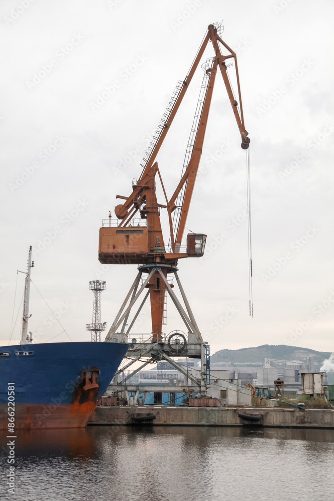 Obraz premium Silhouette of portal crane, vertical photo taken at Sea port