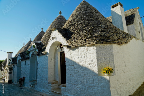  L'inconfondibile impianto architettonico dei trulli nei quartieri Aia e Monte di Alberobello, Patrimonio dell'umanità UNESCO. Brindisi, Puglia. Italia