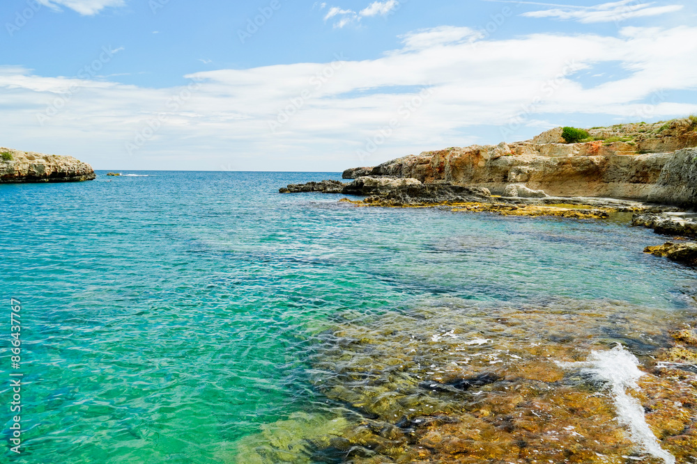 L'incantevole Caletta di Torre Incina, porto sicuro per le piccole berche dei pescatori locali. Bari, Puglia. Italy L'incantevole Caletta di Torre Incina, porto sicuro per le piccole berche dei pescatori locali. Bari, Puglia. Italy