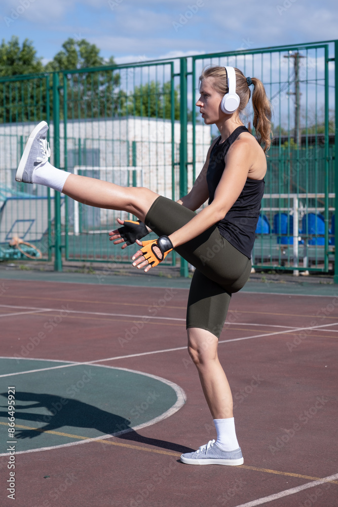 Obraz premium young female boxer training in the stadium warming up