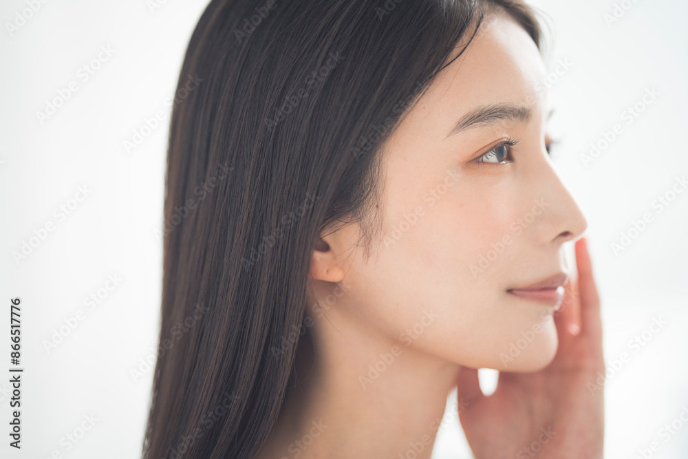 若いアジア人女性のビューティーポートレート/彼女は片手で頬を触っている。 若いアジア人女性のビューティーポートレート/彼女は片手で頬を触っている。