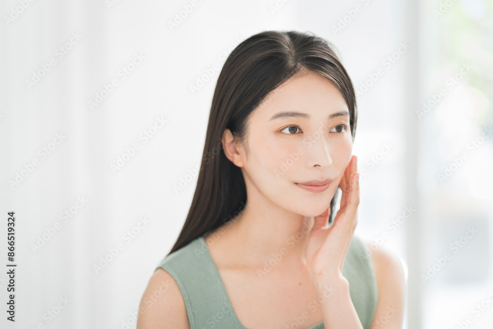 若いアジア人女性のビューティーポートレート/彼女は片手で頬を触っている。 若いアジア人女性のビューティーポートレート/彼女は片手で頬を触っている。