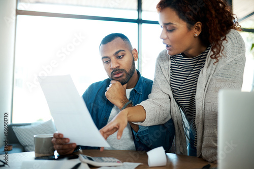 Εκτύπωση καμβά Discussion, financial budget or couple with invoice paperwork, taxes documents or investment savings