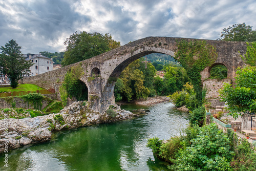 Obraz na płótnie Cangas de Onís is a municipality, parish of the same homonymous municipality, of which it is the capital, in the Principality of Asturias, Spain. w salonie