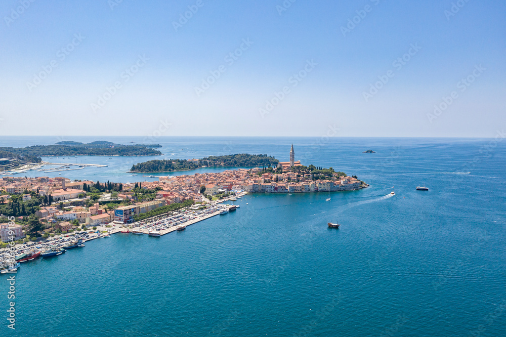 Fototapeta premium Aerial view of the sea and resorts and houses on island. Beautiful seascape and coastline seen from above.