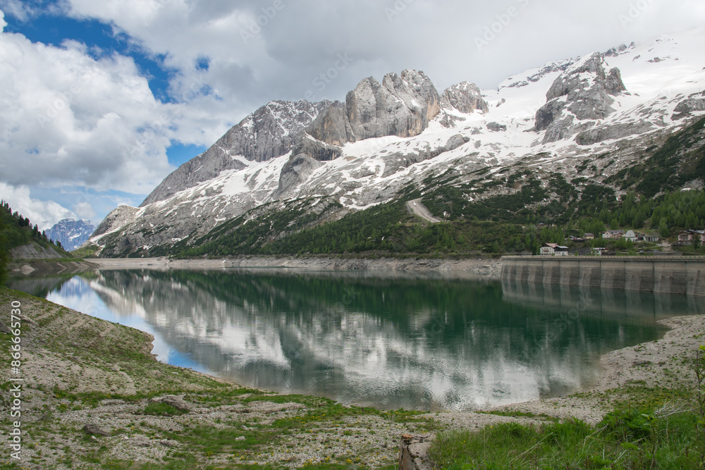 Φωτογραφία View of Lake Fedaia is a lake in the Dolomites, located just west of Fedaia Pass