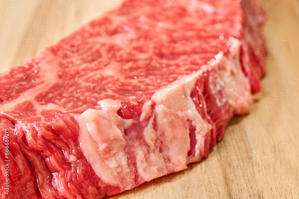 Fototapeta premium 生の牛肉のクローズアップ