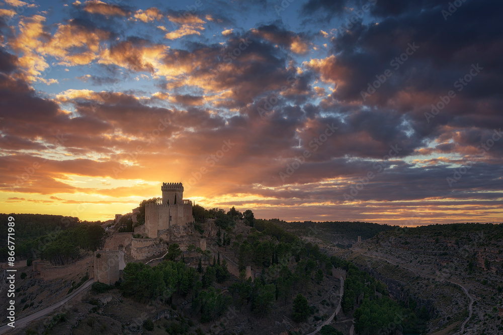 Obraz premium Stunning sunset over the Alarcon castle, Cuenca, from the Alarcon viewpoint