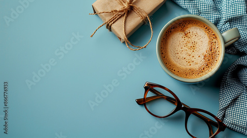 
Conjunto de presente masculino minimalista e elegante com café, copos e gravata em fundo azul photo