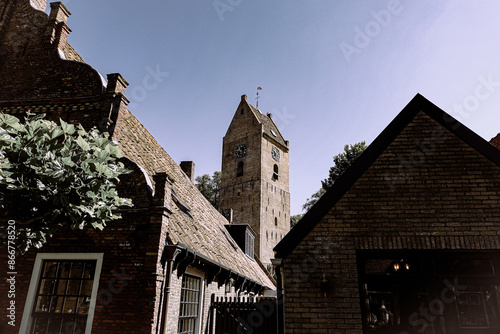 Der freistehende Dorfturm ist das markante Zeichen im Kern des Dorfes Nes. Der Glockenturm aus gelbem Stein steht auf einer kleinen Anhöhe. Der Turm wurde 1664 im Auftrag von Valerius (Watse) Frans va photo