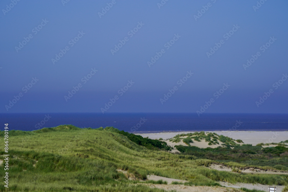 Weißer Sandstrand und und wunderschöne Dünen am Sandstrand der Insel Ameland, Nordsee, Niederlande. Weißer Sandstrand und und wunderschöne Dünen am Sandstrand der Insel Ameland, Nordsee, Niederlande.