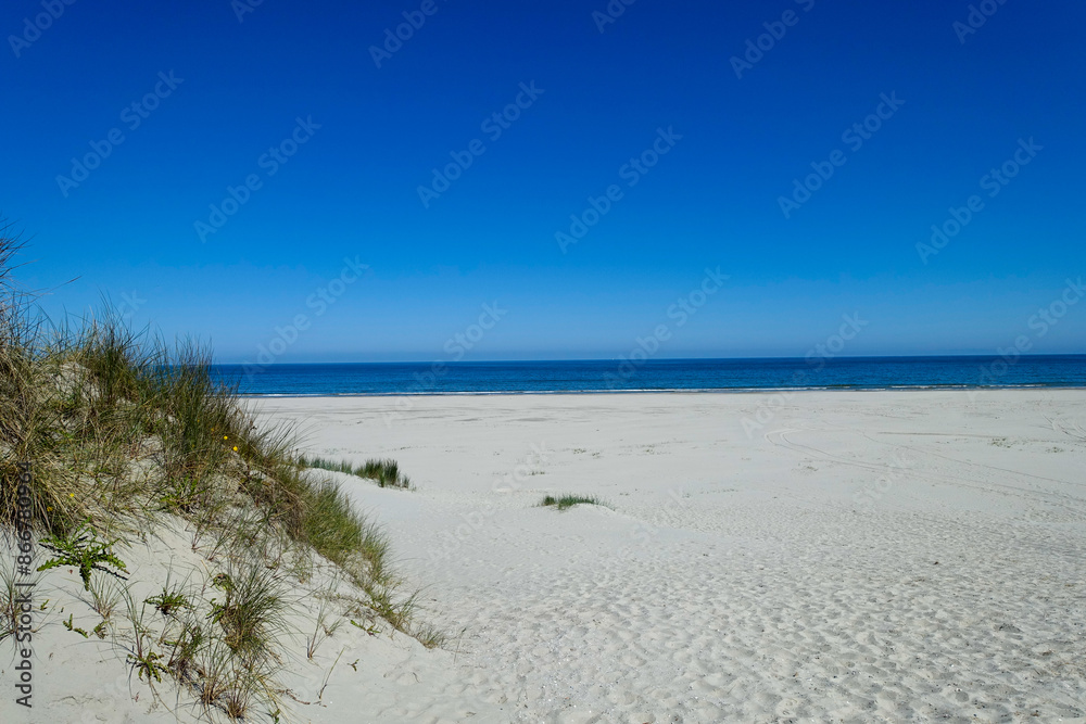 Weißer Sandstrand und und wunderschöne Dünen am Sandstrand der Insel Ameland, Nordsee, Niederlande. Weißer Sandstrand und und wunderschöne Dünen am Sandstrand der Insel Ameland, Nordsee, Niederlande.