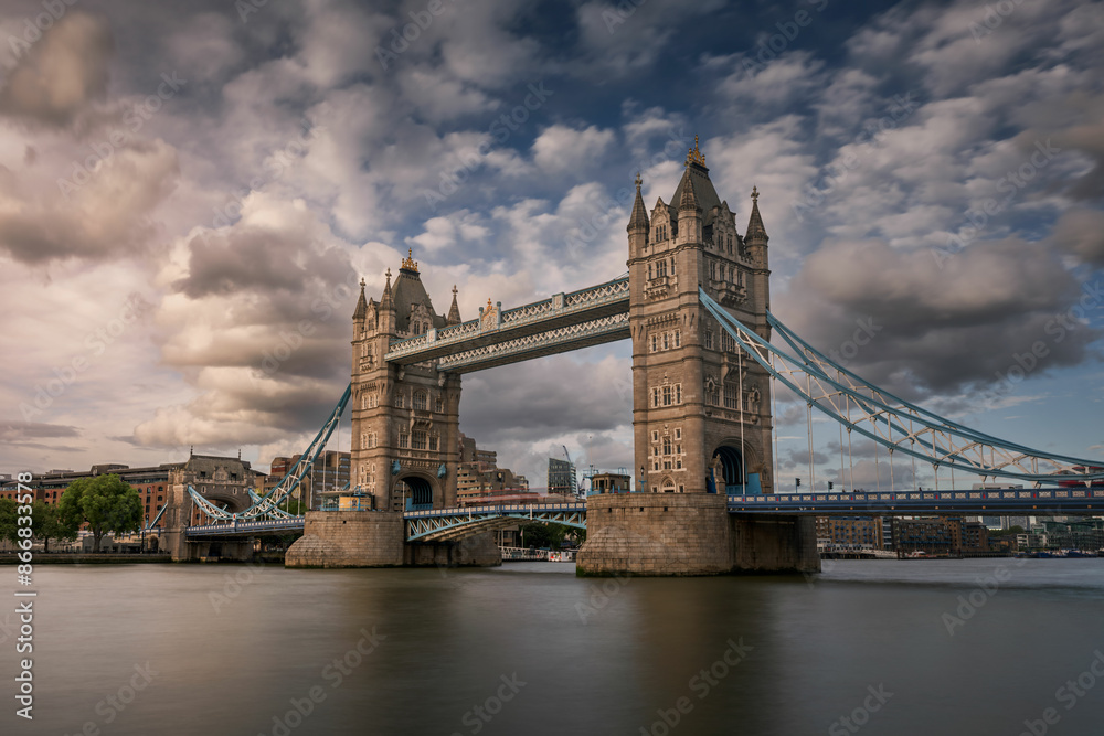 Obraz premium Tower Bridge tra le nuvole