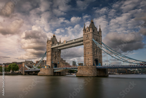 Tower Bridge tra le nuvole