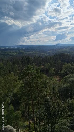 Schöne Panorama Aussicht vom Gipfel des Berg Schauenstein auf die weiten Täler und grünen Wälder der Böhmischen Schweiz, Tschechien, bei einer Wanderung im Gebirge unter blauem Himmel photo