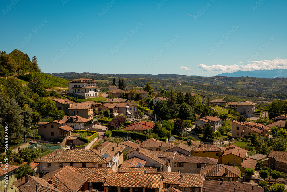 Obraz premium The charm of traditional villages featuring a beautiful landscape of a green mountain with a blue sky.