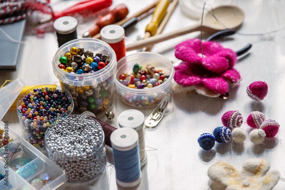 Naklejka premium Coffee stains on white wooden table. Wood texture background. Big dark brown dramatic Splatter, fleck, splash, spot, drops of black coffee. Pattern, wallpaper. Top view. Closeup. Copy space.
