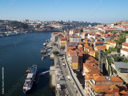 Obraz na płótnie Looking over Ribeira neighbourhood from the top of Dom Luis Bridge w salonie